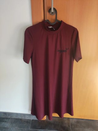 Vestido rojo con texto