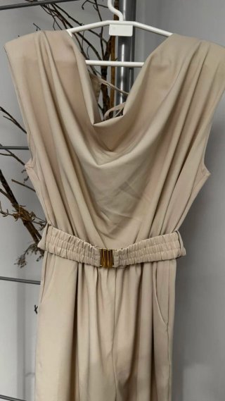 Mono beige con cinturón