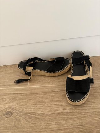 Sandalias negras esparto cuña