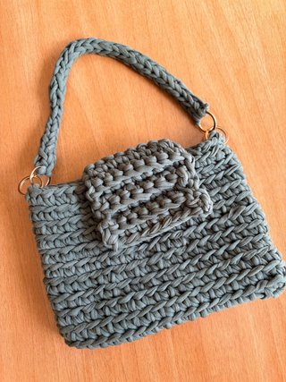 Bolso de ganchillo verde con detalles dorados