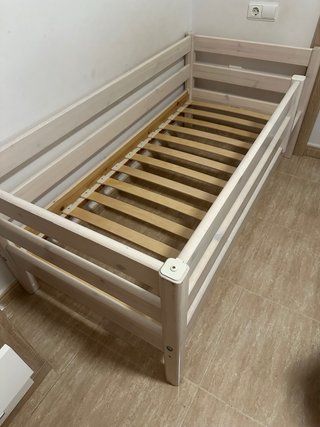 Cama infantil con barrera protectora 70x150