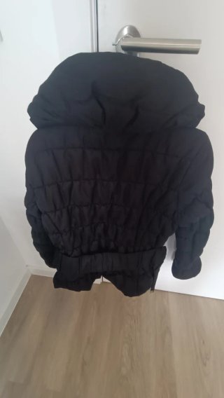 Plumas Jones New York Petite Negra