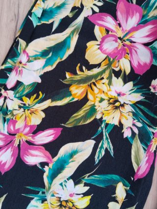 Mono Bershka flores negro talla XS