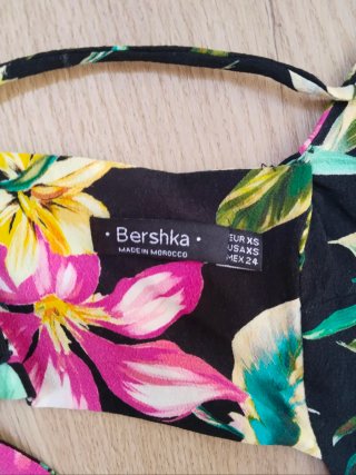 Mono Bershka flores negro talla XS