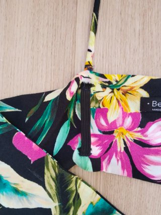 Mono Bershka flores negro talla XS
