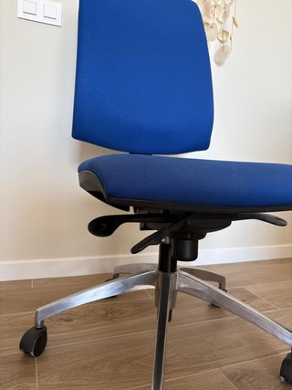 Silla de oficina ergonómica azul
