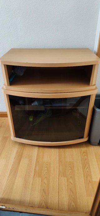 Mesa TV con ruedas y almacenaje.