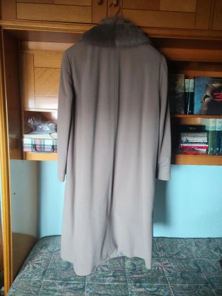 Abrigo señora beige con cuello de pelo