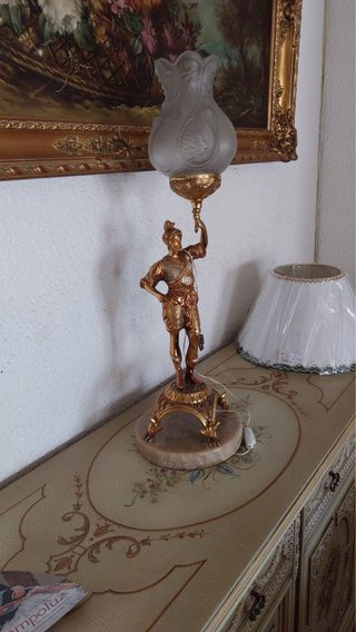 Lámpara Bronce Figura Antigua y tulipa tallada