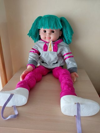 Muñeca Penique con pelo verde y ropa de unicornio