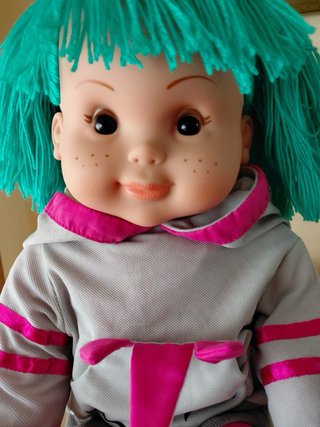Muñeca Penique con pelo verde y ropa de unicornio