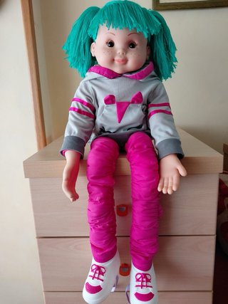 Muñeca Penique con pelo verde y ropa de unicornio
