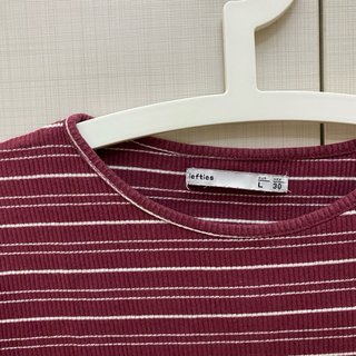 Camiseta de rayas roja y blanca