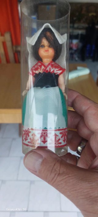 Bambola vintage in confezione