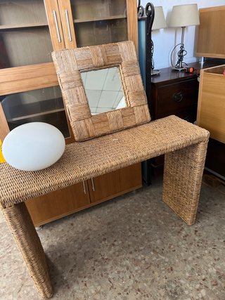 Mueble recibidor de mimbre y madera