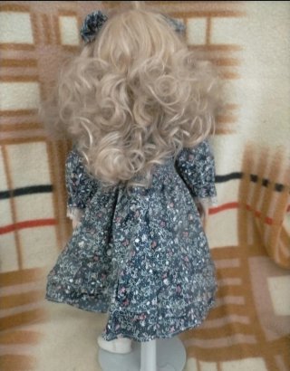 Muñeca de porcelana con vestido floral