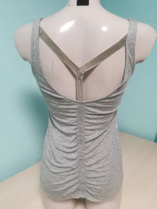 Camiseta tirantes gris con lentejuelas