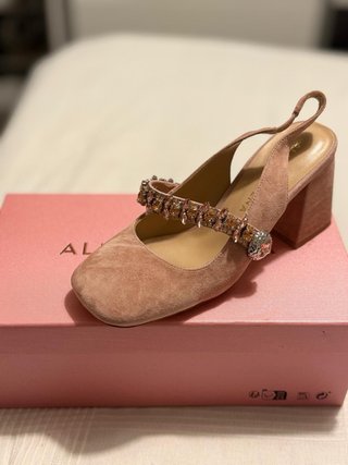 Zapatos de tacón beige con pedrería