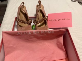 Zapatos de tacón beige con pedrería
