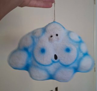 Peluches y decoraciones y libros infantiles