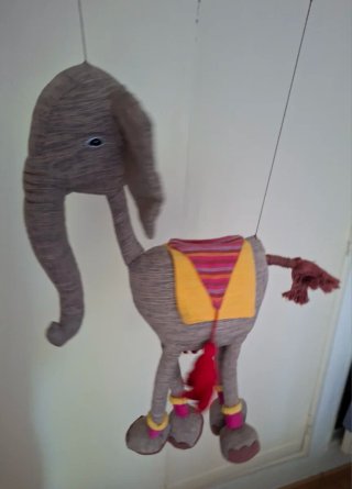 Peluches y decoraciones y libros infantiles