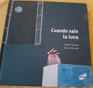 Peluches y decoraciones y libros infantiles
