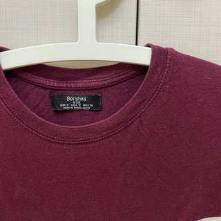 Camiseta corta morada con rayas blancas