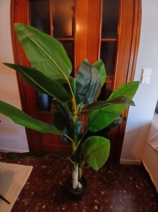 Planta artificial grande hojas verdes