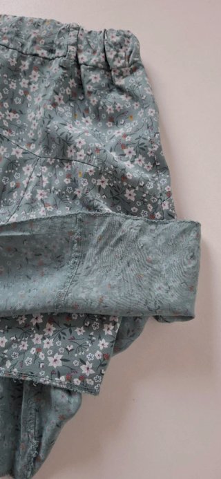 Falda corta verde con estampado floral