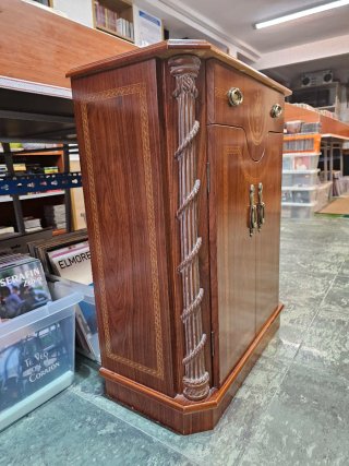 Mueble madera cajón y puertas