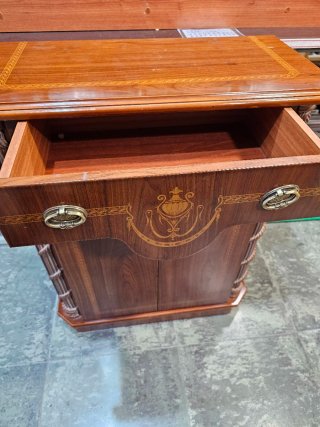 Mueble madera cajón y puertas