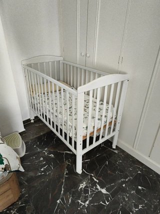 Cuna de madera blanca abatible
