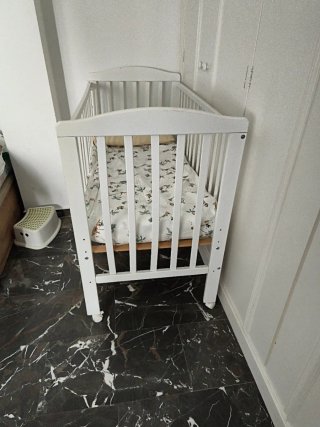 Cuna de madera blanca abatible