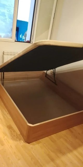 Canapé de madera con colchón