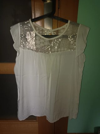 Blusa blanca con lentejuelas doradas
