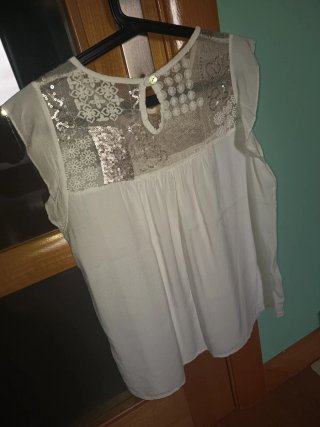 Blusa blanca con lentejuelas doradas