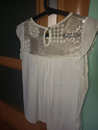 Blusa blanca con lentejuelas doradas
