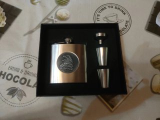 Petaca de whisky con vasos y embudo