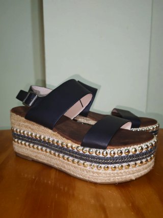 Sandalias de plataforma negras y doradas