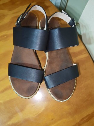 Sandalias de plataforma negras y doradas