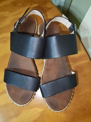 Sandalias de plataforma negras y doradas