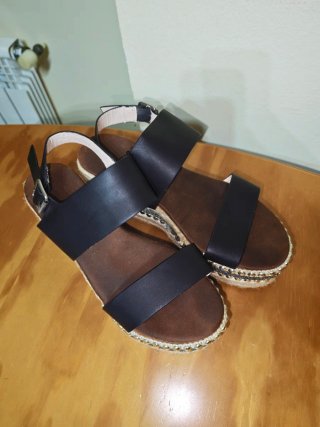 Sandalias de plataforma negras y doradas