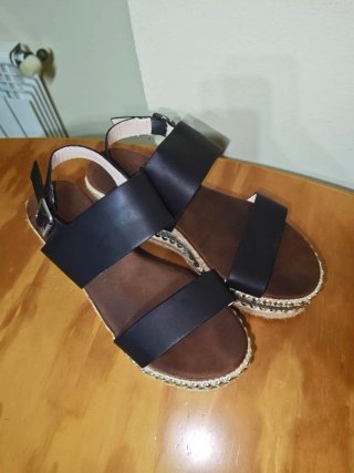 Sandalias de plataforma negras y doradas