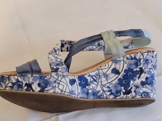 sandalia de cuña, talla 37, color azul y blanco