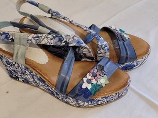 sandalia de cuña, talla 37, color azul y blanco