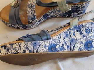 sandalia de cuña, talla 37, color azul y blanco