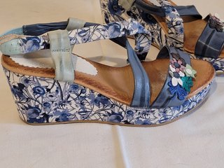 sandalia de cuña, talla 37, color azul y blanco