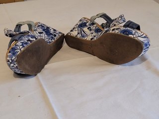 sandalia de cuña, talla 37, color azul y blanco