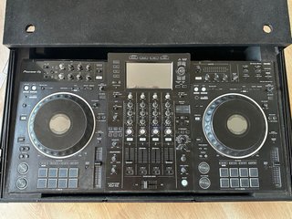 Pioneer XDJ-XZ con flightcase, maleta y decksaver
