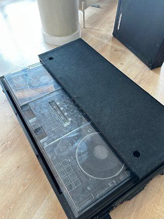 Pioneer XDJ-XZ con flightcase, maleta y decksaver